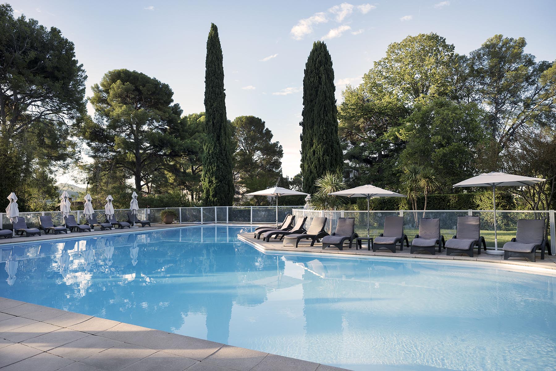 Découvrez pour vos évènements professionnels dans le Var, Grand Hôtel Les Lecques au cœur d'un parc de 3 hectares avec une vue imprenable sur la baie des Lecques.