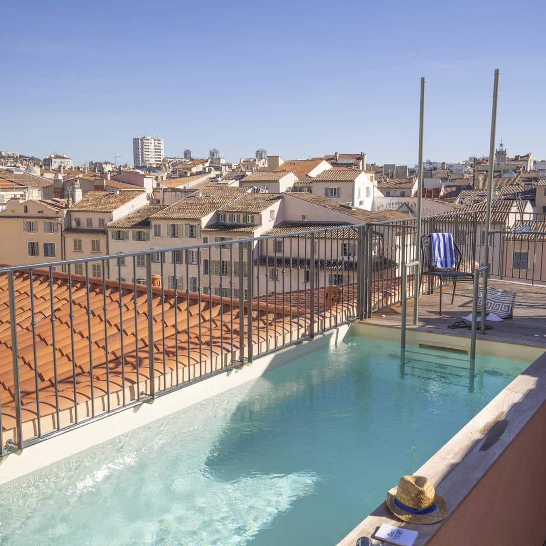 Découvrez pour vos séminaire incentives à Toulon, l'Eautel Toulon Port. au coeur du centre historique de Toulon, dan sle quartier rénové de la rue des Arts.