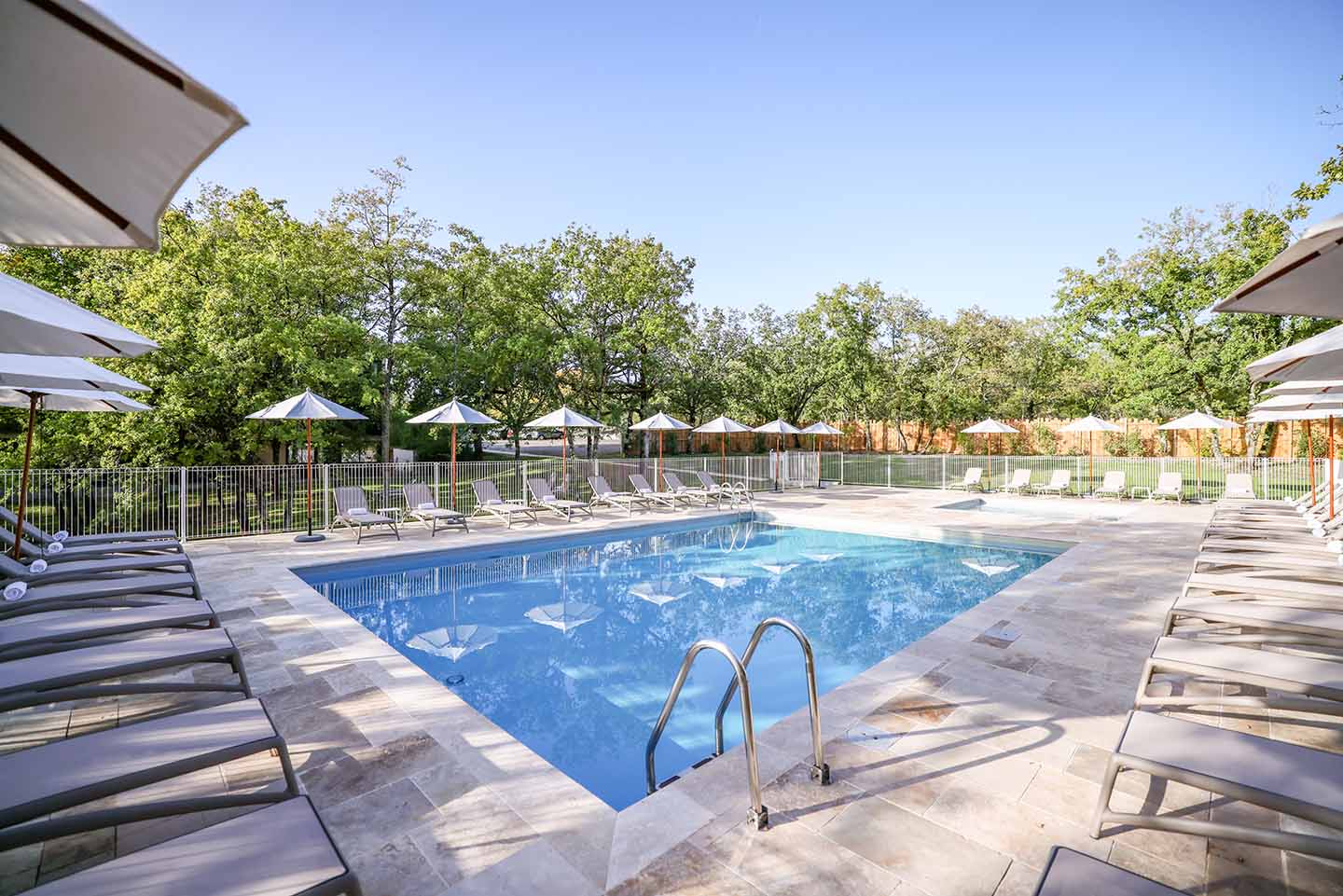 Découvrez l'espace piscine de l'hôtel Le Bois d'Imbert pour vous détendre après une journée de séminaire