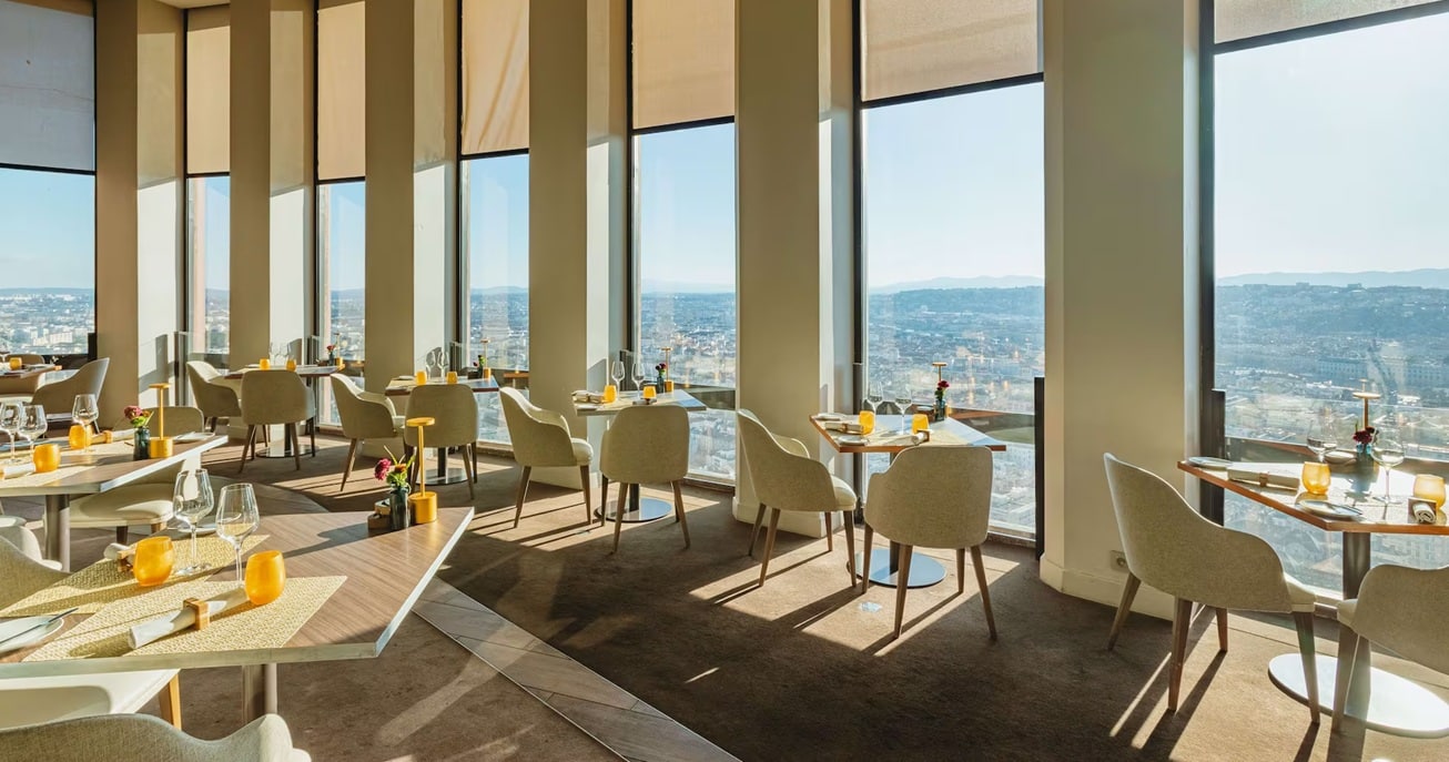 Restaurant panoramique du Radisson Blu Lyon avec vue sur la ville