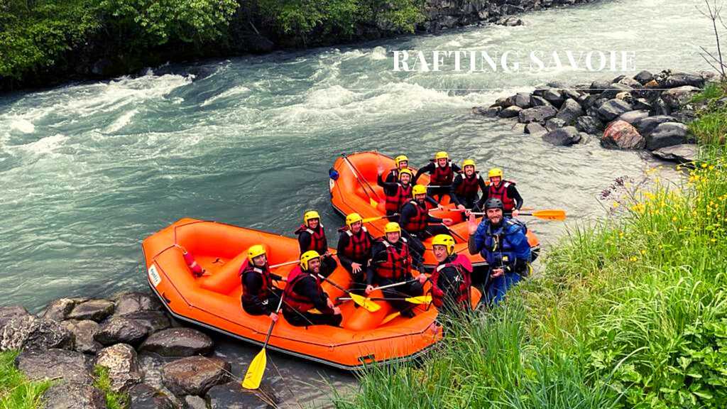 Équipe en rafting sur une rivière en Savoie avec gilets et casques