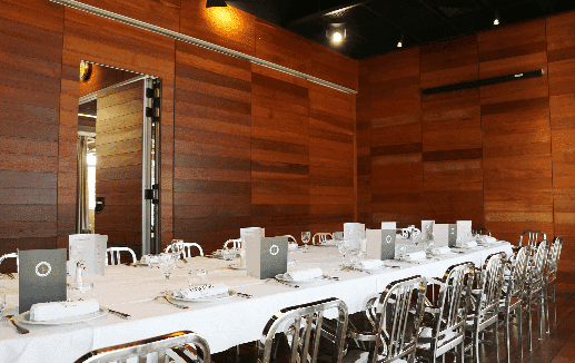La Brasserie offre une ambiance inédite dans un espace alliant bois et métal avec une cuisine guidée par l’un des plus grands noms de la gastronomie.