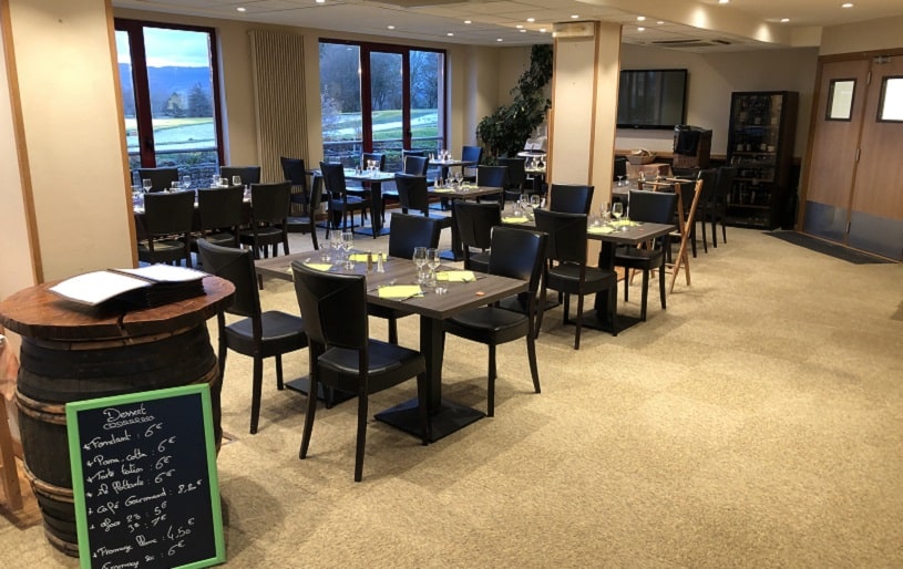 Le restaurant du golf Du Beaujolais vous propose une cuisine traditionnelle avec une salle et une terrasse qui vous offre une vue panoramique sur le golf