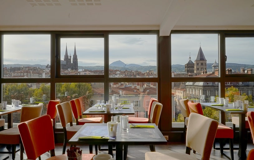 La terrasse du 6ème étage offre un des plus beaux panoramas sur les toits de Clermont-Ferrand : une vue à 180° sur le puy de Dôme, la chaîne des Puys et les flèches de la cathédrale !