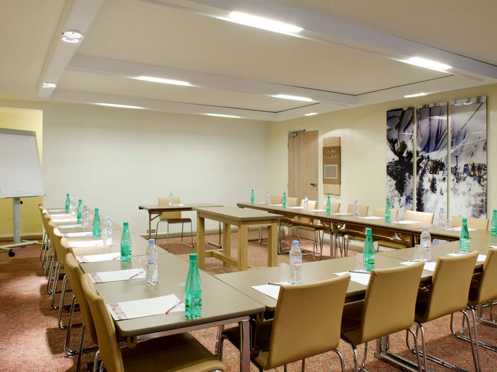 Découvrez pour de vos évènements professionnels en Savoie, l'Hôtel Mercure Courchevel. Equipé d'un d'auditorium, un espace de réception et 11 salles équipées pour vos évènements à 1900m d'altitude!