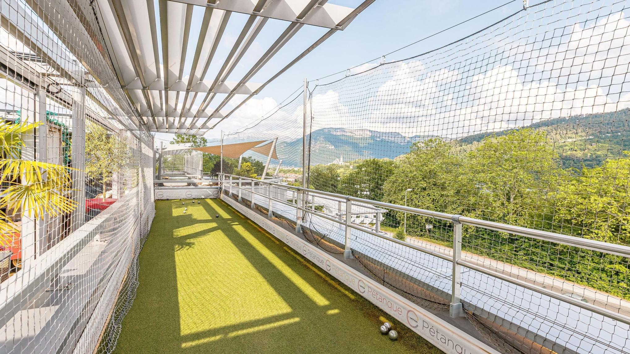 Profitez de l'espace détente et loisir pétanque et rooftop à Annecy