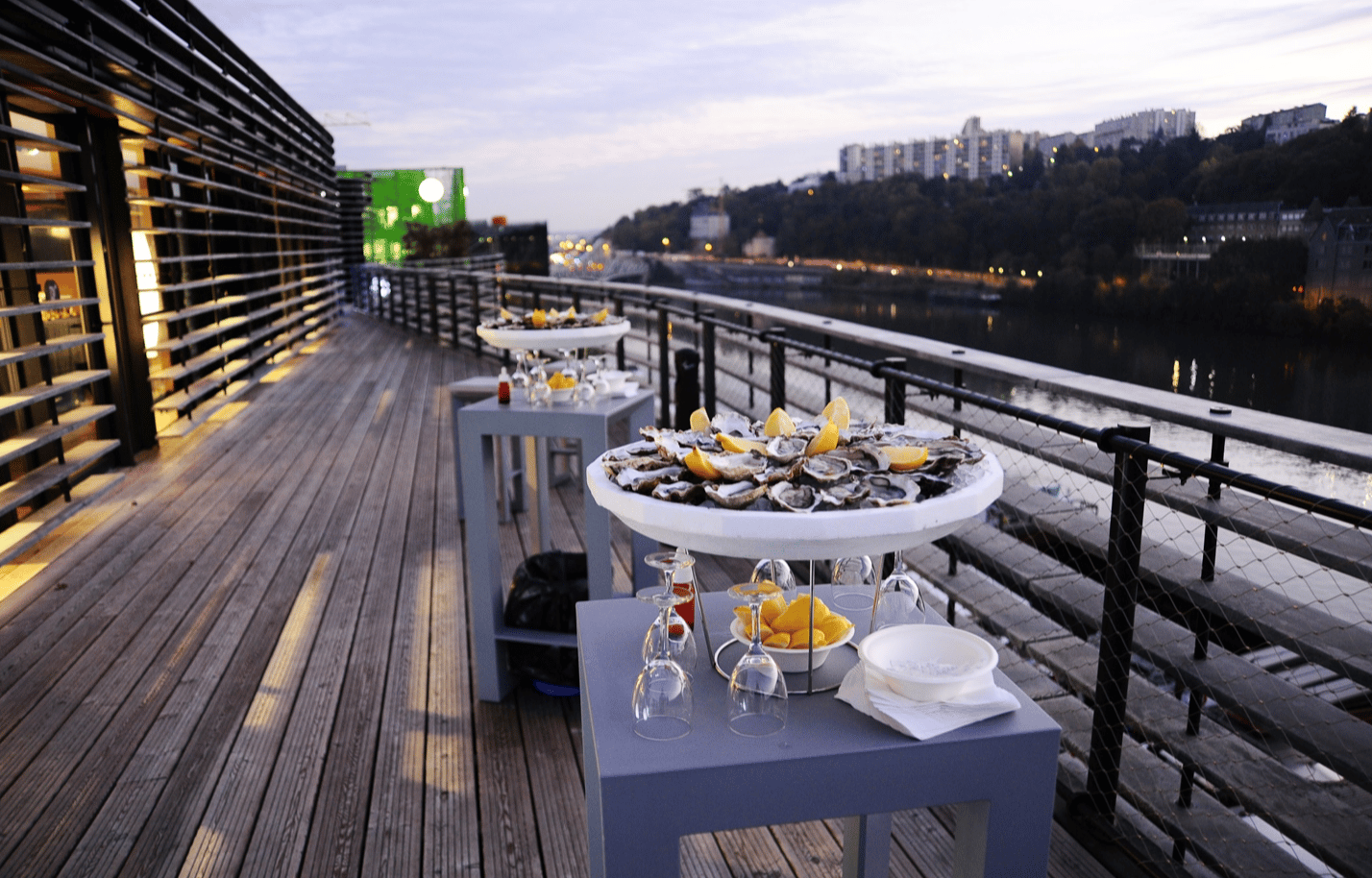 Rooftop52 vous propose une magnifique terrasse pour un afterwork dans le quartier de Confluence à Lyon
