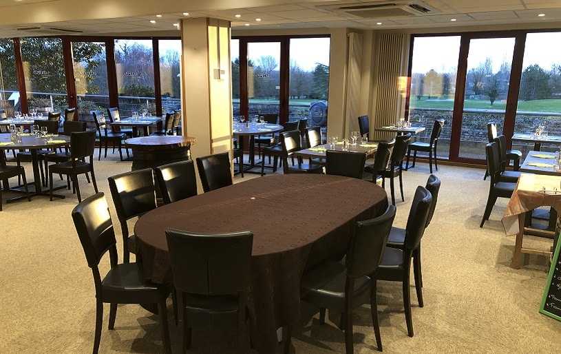 Le restaurant du golf Du Beaujolais vous propose une cuisine traditionnelle avec une salle et une terrasse qui vous offre une vue panoramique sur le golf