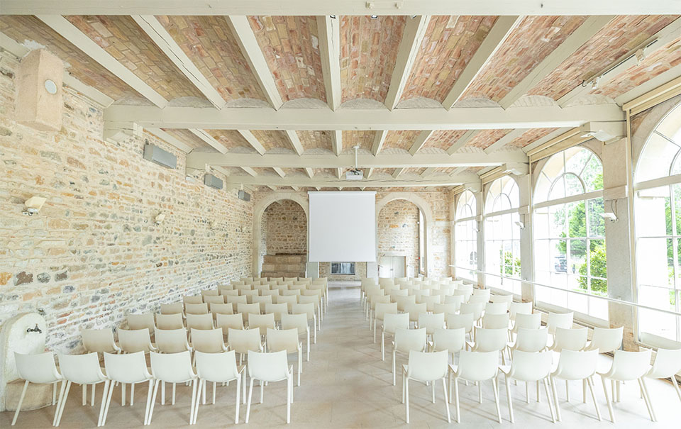 Réservez une salle de séminaire au Château Des Ravatys, son parc de 2.5 hectares offrent un cadre raffiné et champêtre à votre évènement hors de l'agitation citadine.