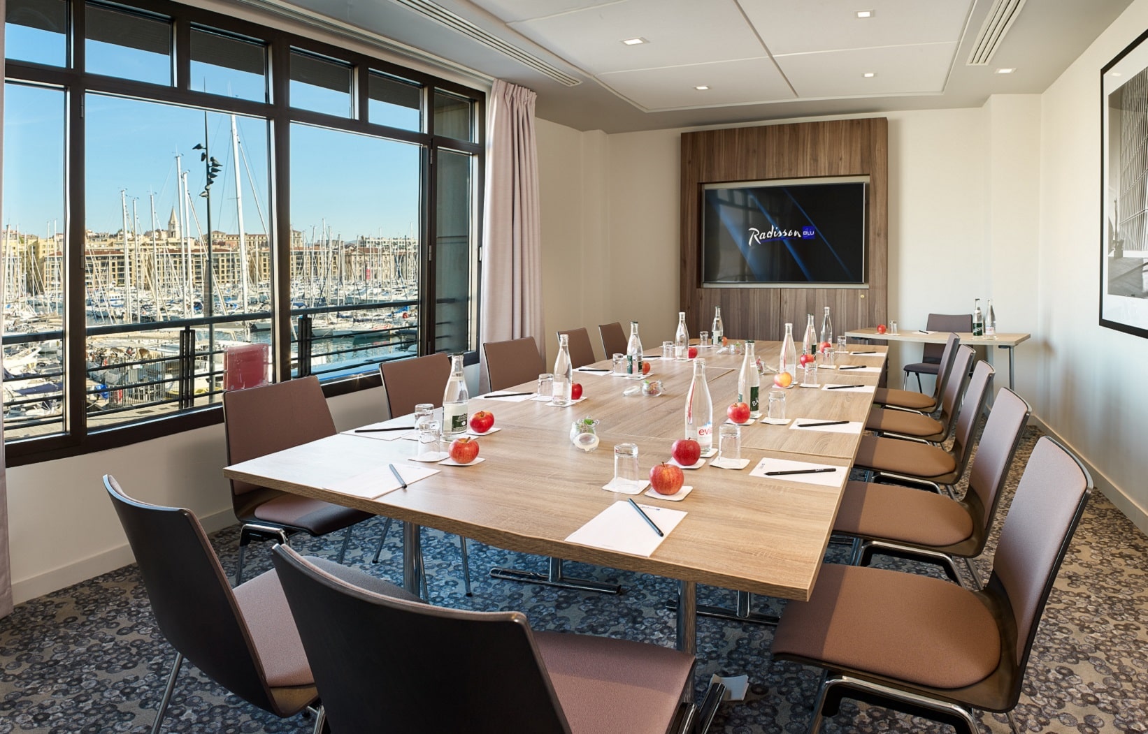 Salle pour des rencontres professionnels ou séminaires à Marseille avec vue sur le port