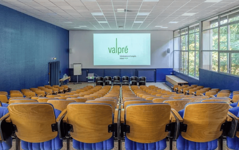 Valpré vous propose d'organiser votre séminaire dans son établissement qui compte plus de 20 salles de réunion équipées et à la lumière du jour