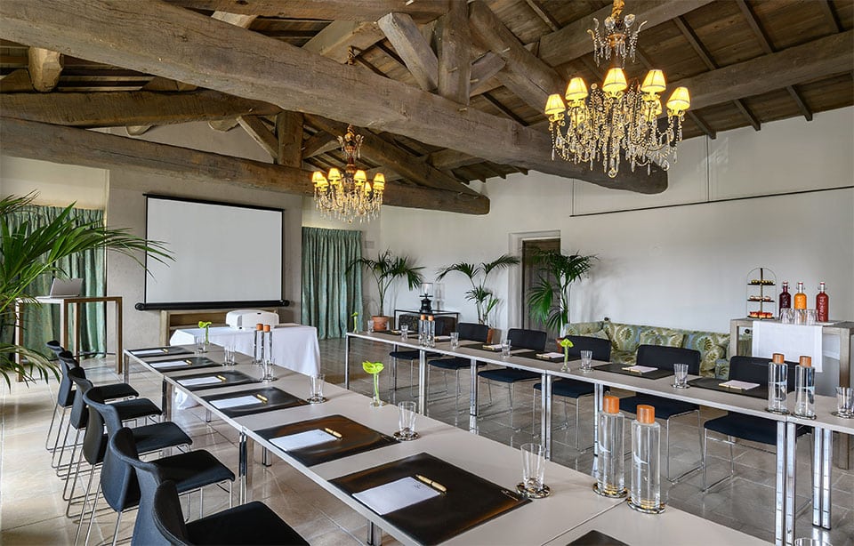 Découvrez des salles de séminaires lumineuses, équipée et modulables à l'hôtel Coquillade Provence Ressort and Spa