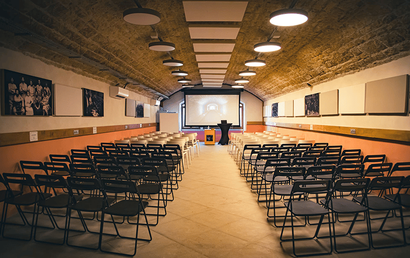 Le Fort De Feyzin est composé de plusieurs espaces intérieurs modulables pour tous vos formats d’événements (séminaires, colloques, conférences, salons, expositions, lancements de produits).