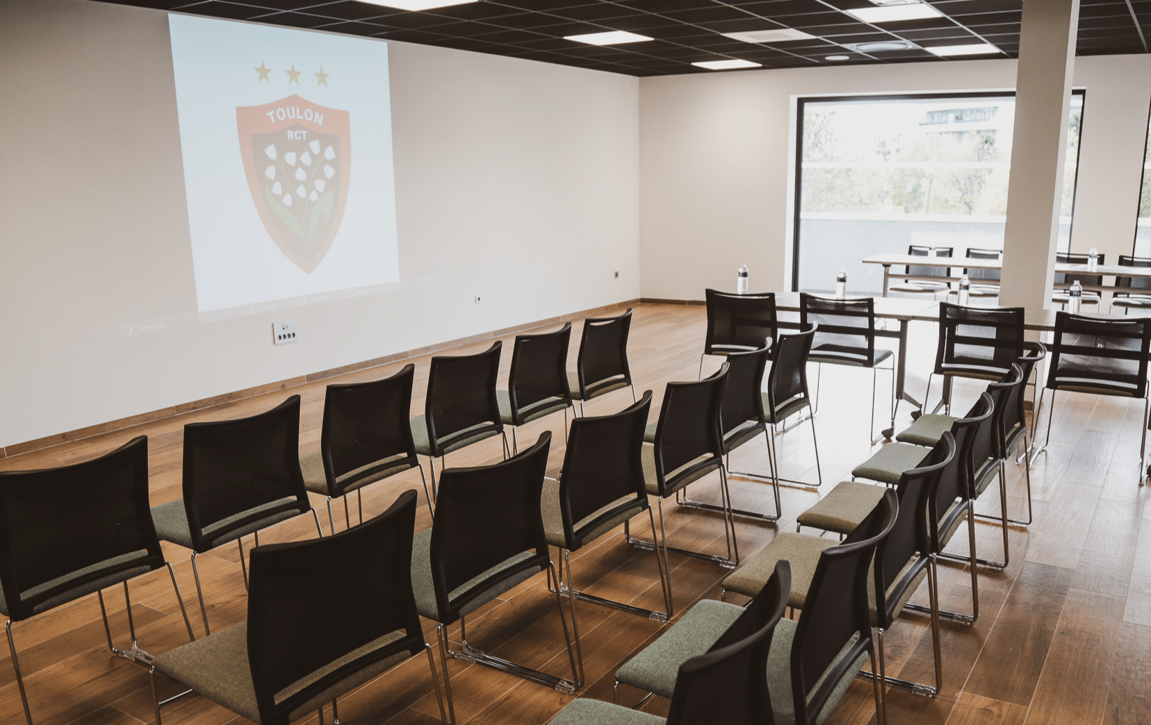 Lors de votre visite au rugby Club Toulonnais vous pourrez également travailler sur vos projets avec des salles de séminaires dédiés à cet effet