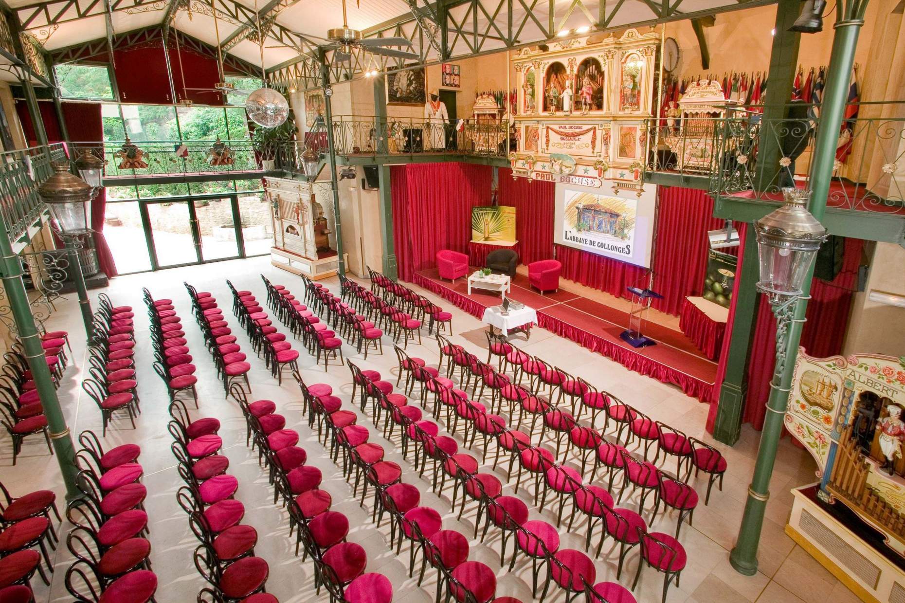 Découvrez pour vos évènements professionnel proche de Lyon, Abbaye De Collonges Paul Bocuse. Pour vos soirée à thème, le lancement d'un nouveau produit ou un évènement festif inoubliable.