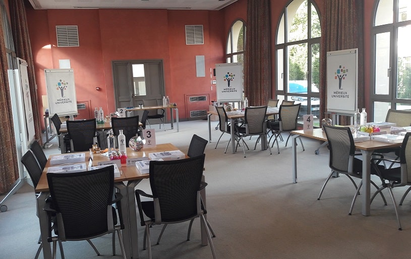Le Domaine de Montcelard vous accueille pour tous vos événements professionnels avec des salles de séminaires et réunion équipée pour travailler avec votre équipe