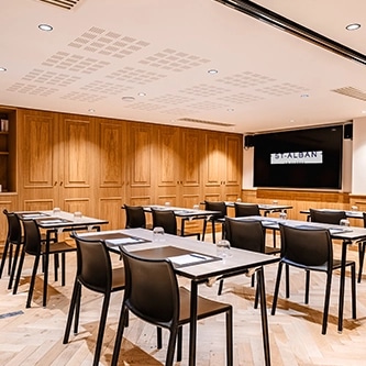 Salle de séminaire en configuration classe à l’Hôtel St-Alban à La Clusaz