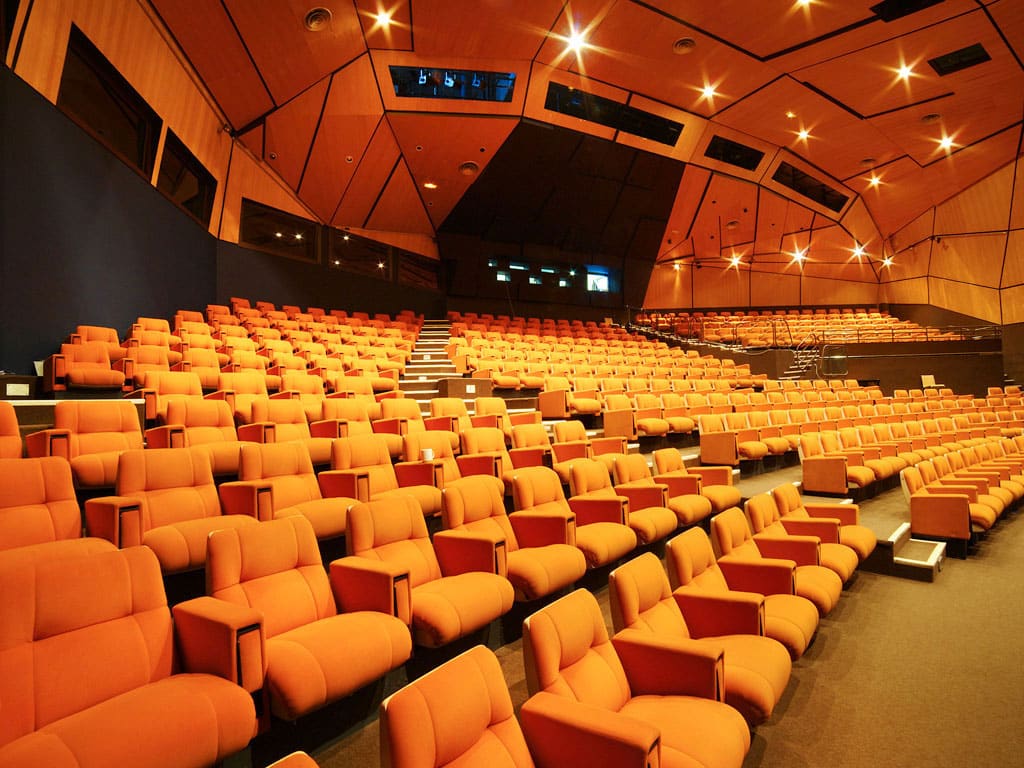 Découvrez pour de vos évènements professionnels en Savoie, l'Hôtel Mercure Courchevel. Equipé d'un d'auditorium, un espace de réception et 11 salles équipées pour vos évènements à 1900m d'altitude!