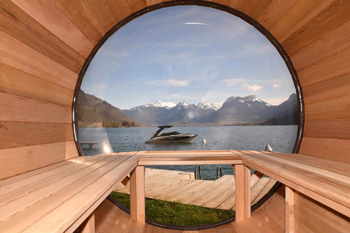 Découvrez pour de vos séminaire en Haute-Savoie, l'Hôtel Beau Site Talloires "la plage à la montagne.