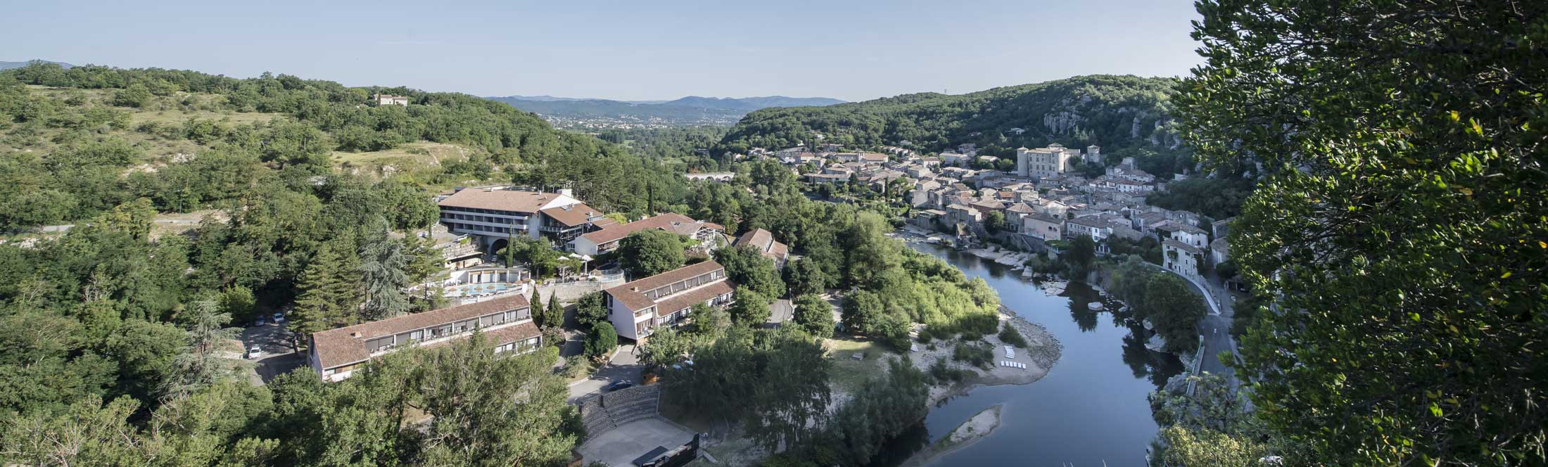 Le Domaine Lou Capitelle & SPA est . Situé au cœur d'un cadre naturel enchanteur en bord de rivière en Ardèche