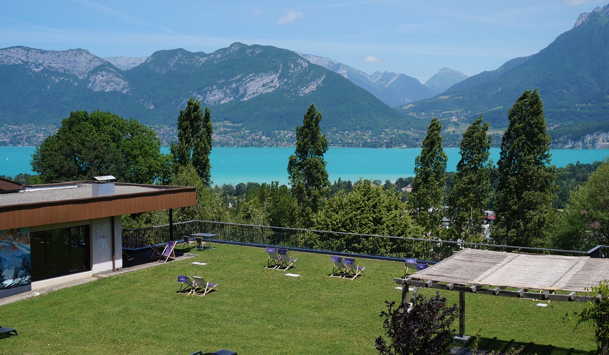 Découvrez pour vos évènements professionnels en Haute-Savoie, Les Balcons Du Lac d'Annecy. Dans un parc boisé de 3 hectares dominant le lac et son écrin de montagnes.