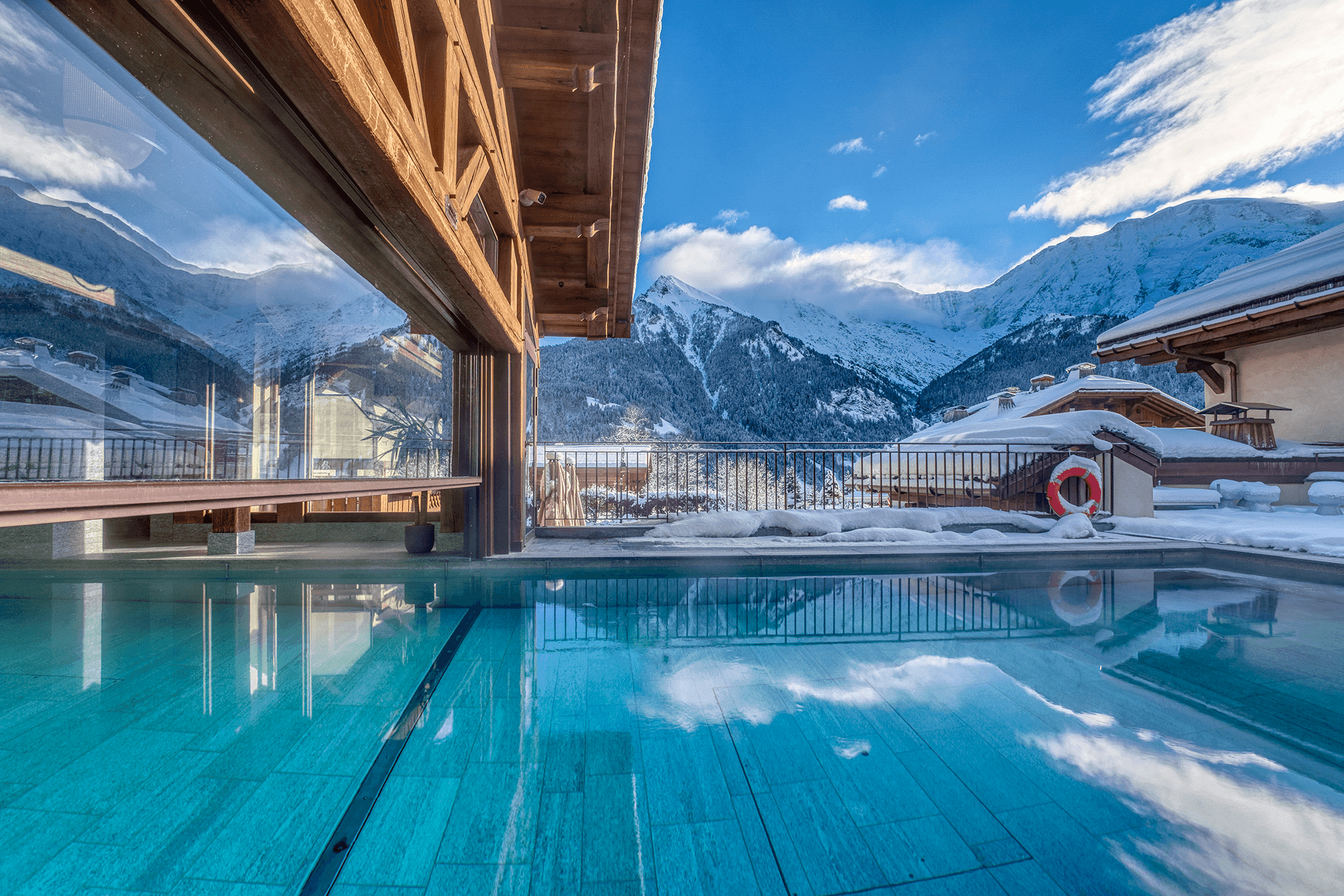 Profitez des avantages de l'hôtel Armancette qui propose un accès au spa avec piscine intérieure/extérieure face à un panorama d’exception, 3 jacuzzis, un sauna et un hammam.