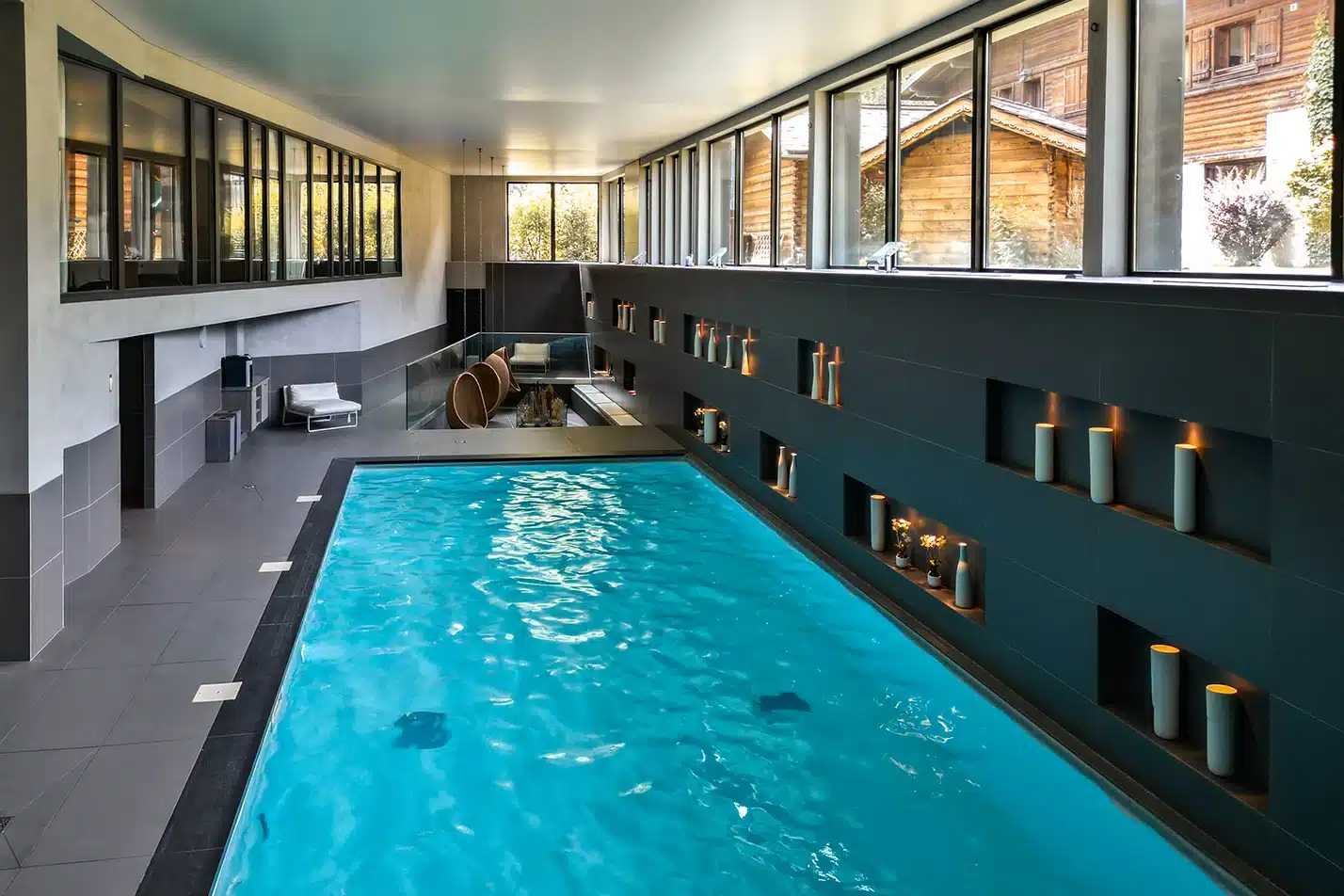 Piscine intérieure au spa de l’Hôtel Héliopic à Chamonix