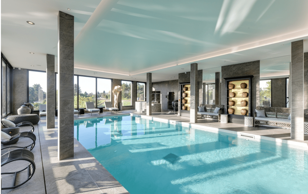 Spa avec piscine intérieure, jacuzzi, hammam et 3 salles de massages pour un moment de détente durant vos séminaires