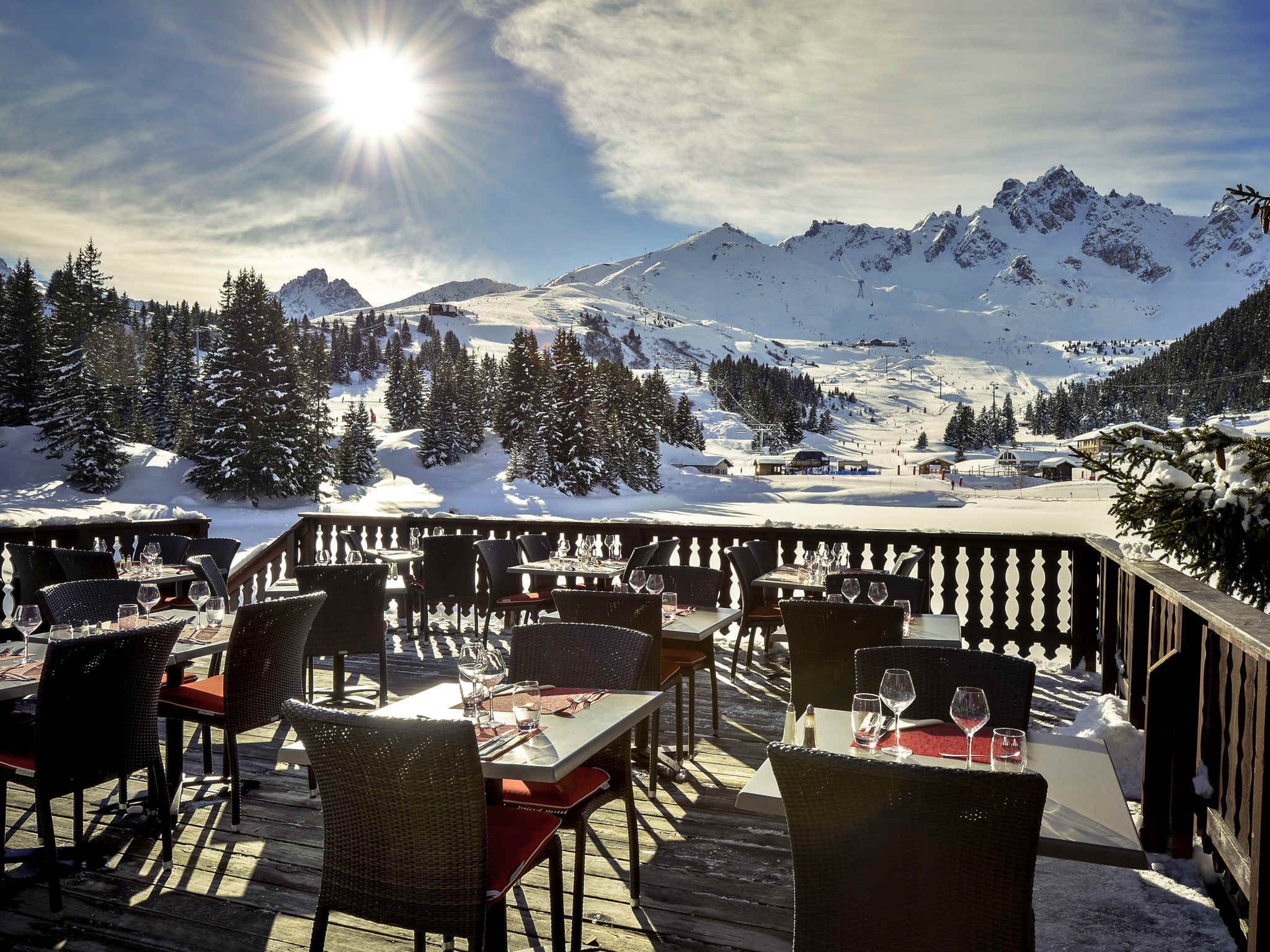Découvrez pour de vos évènements professionnels en Savoie, l'Hôtel Mercure Courchevel. Equipé d'un d'auditorium, un espace de réception et 11 salles équipées pour vos évènements à 1900m d'altitude!