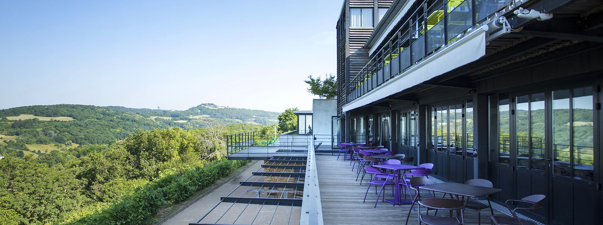 Profitez d'une vue panoramique lors de vos réunions professionnelles ainsi que d'un cadre agréable au vert pour plus de productivité