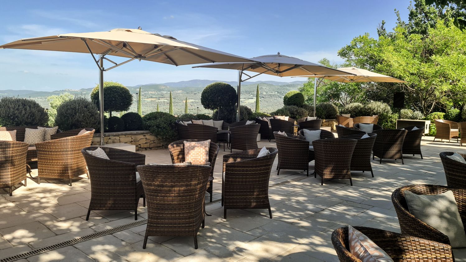 Après une session de travail intense, profitez de la vue que propose la terrasse de Coquillade Provence Resort & Spa