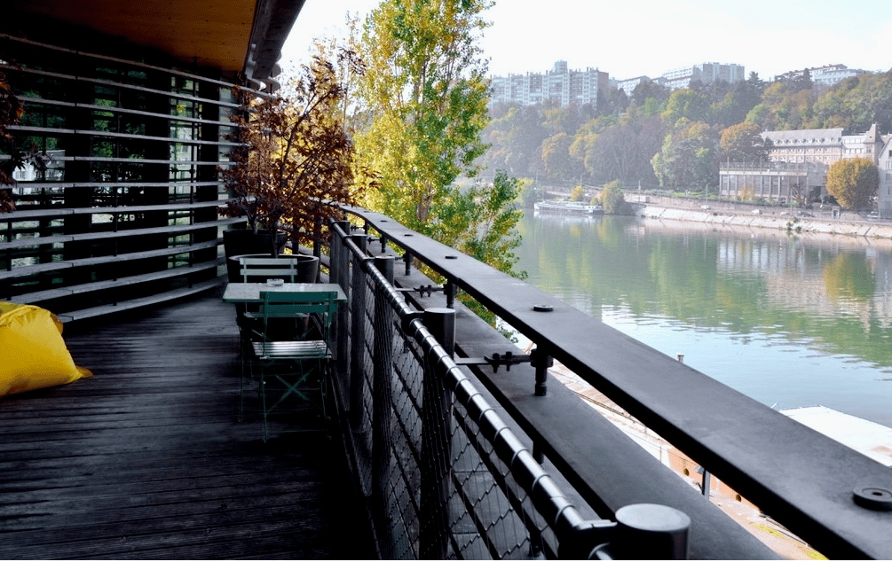 Rokoriko vous donne accès à un balcon privatif sur la Saône lors de vos événements professionnels