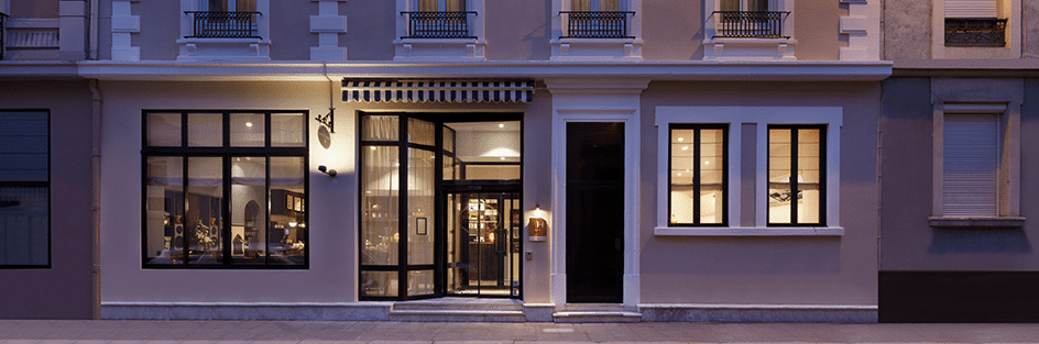 Façade de la Maison Barbillon à Grenoble à la tombée de la nuit