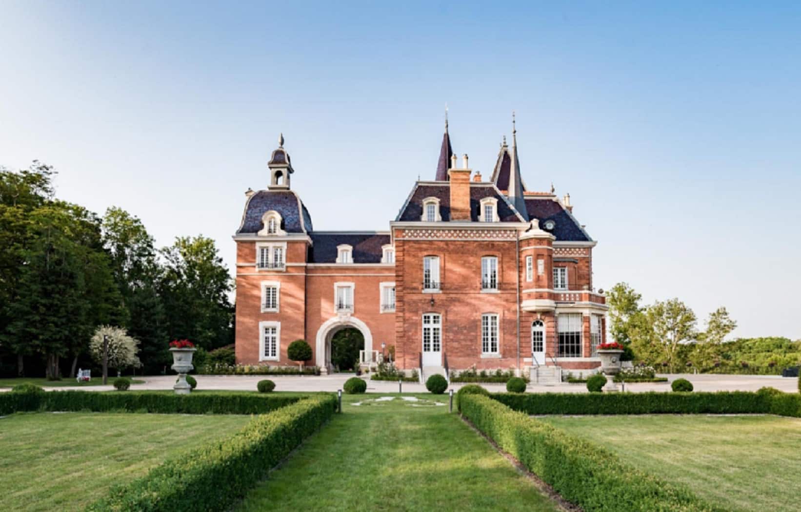 Le Château Des Creusettes a été entièrement rénovée afin de retrouver son lustre d'antan et tout le confort moderne d'un hôtel 4*