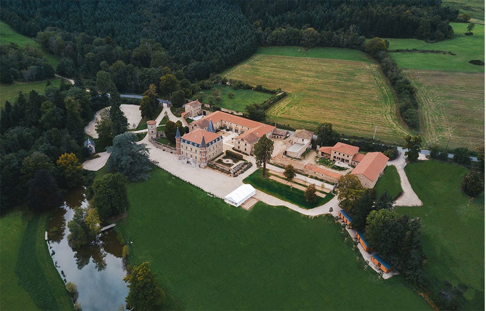 Profitez pleinement de l’environnement exceptionnel du Domaine avec ses arbres bicentenaires, sa roseraie, son étang...