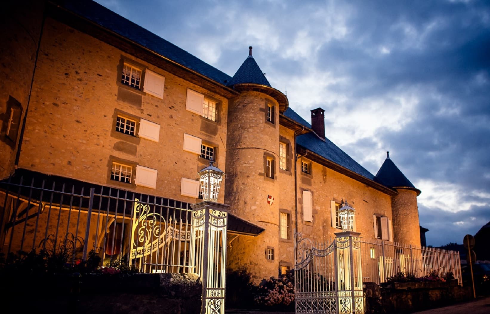 Le château des comtes De Challes est un établissement de luxe, qui met à votre disposition de nombreuses avantage et possibilités pour vos séminaires