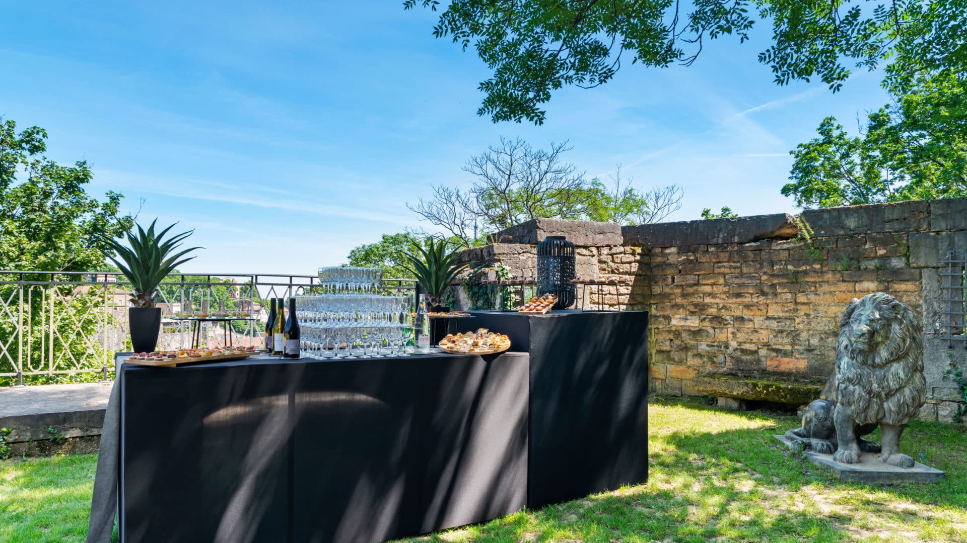 Idéalement situé au cœur de la Métropole lyonnaise et proposant une terrasse panoramique avec une vue imprenable sur Lyon