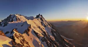 Aiguille du midi et Mont-Blanc au soleil couchant