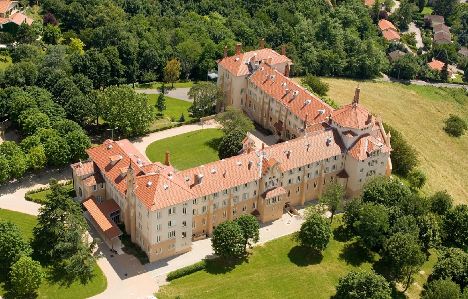 Le Domaine Lyon Saint Joseph offre une vue panoramique sur les Monts du Lyonnais, vous pourrez en profiter pour parcourir son vaste parc et passez un moment en plein air