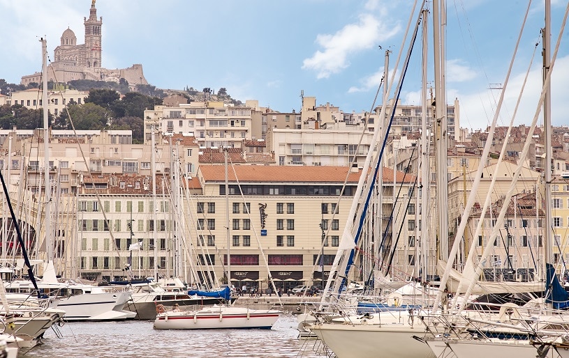 Façade du Radisson Blu Hôtel Marseille en plein cœur de Marseille avec vue imprenable sur le vieux port