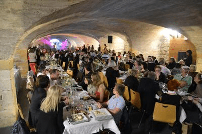 Salle voûtée du Domaine des Communes lors d’un dîner d’entreprise