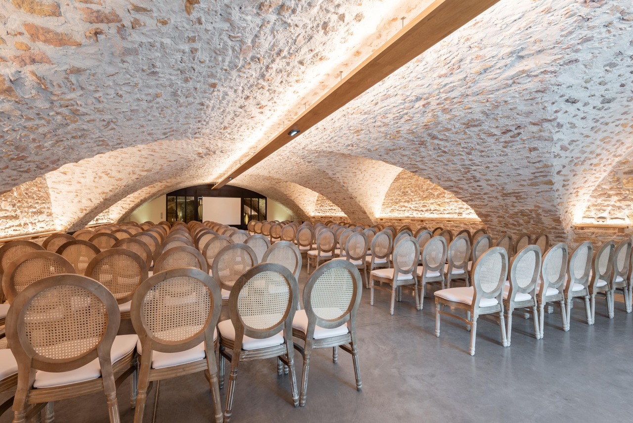 Salle voûtée en pierres avec banquet – Château de Champ-Renard