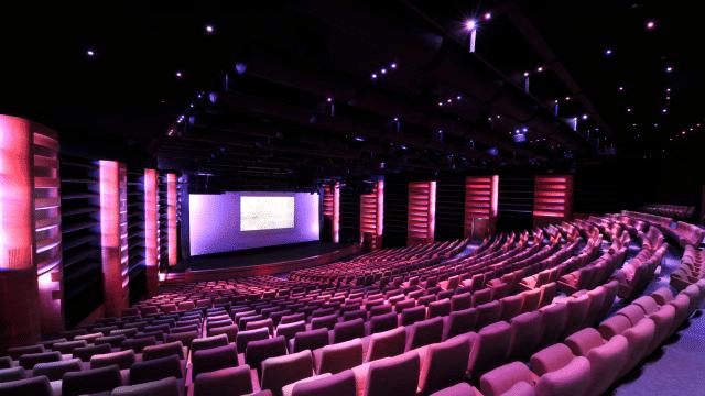 Auditorium du Centre de Congrès Marseille avec éclairage scénographique