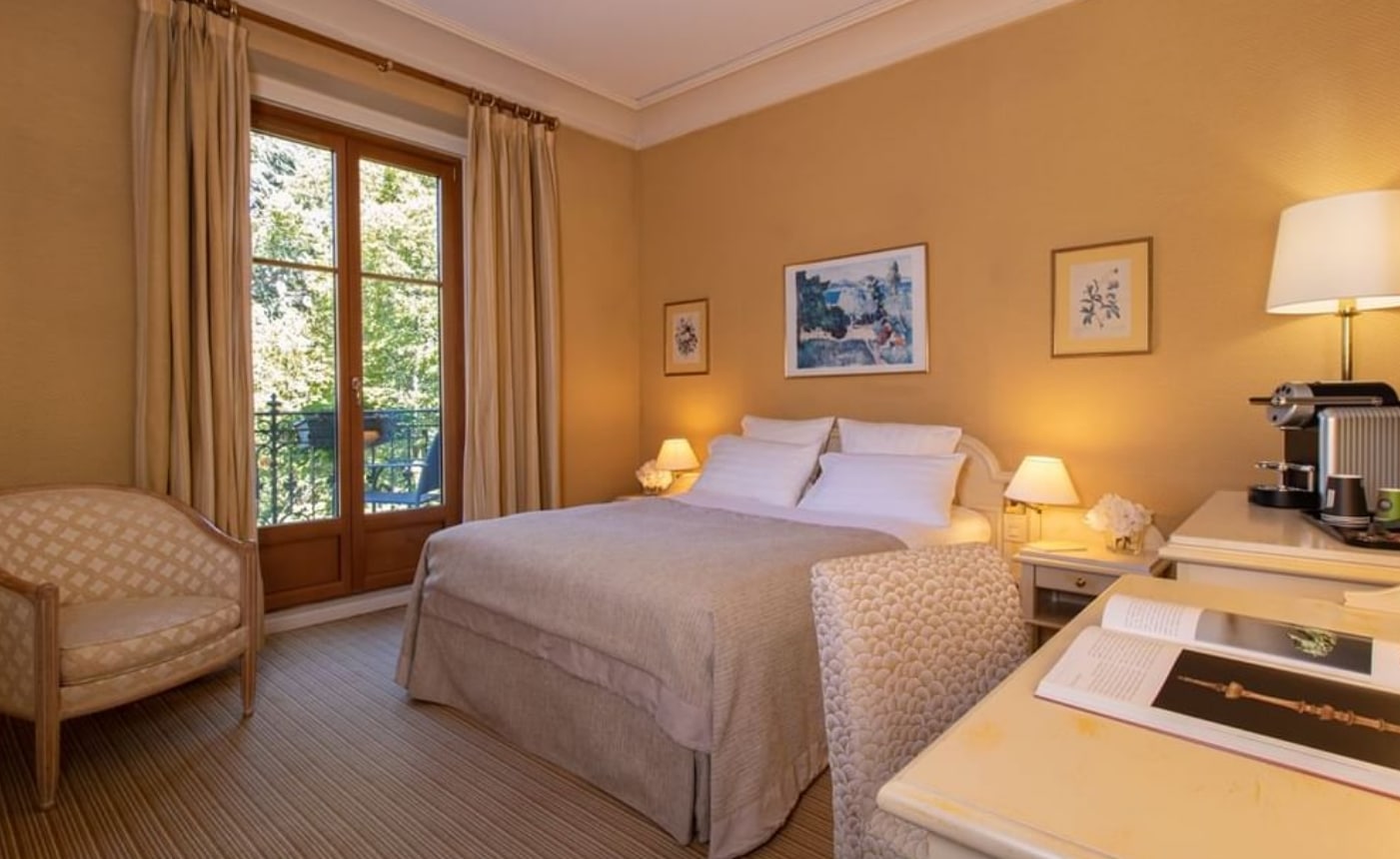 Chambre double élégante avec balcon au Domaine de Divonne
