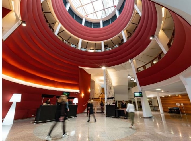 Hall circulaire du Polydome à Clermont-Ferrand – Centre de congrès moderne