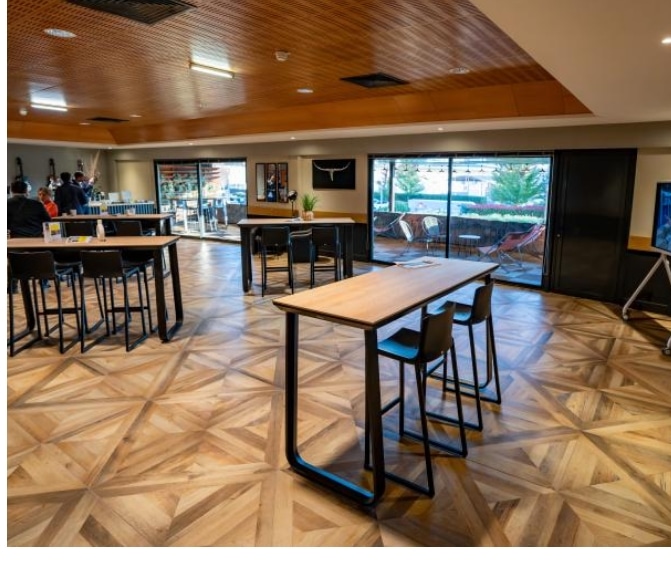 Salle événementielle moderne avec mobilier haut – L’Interlude Zénith d’Auvergne