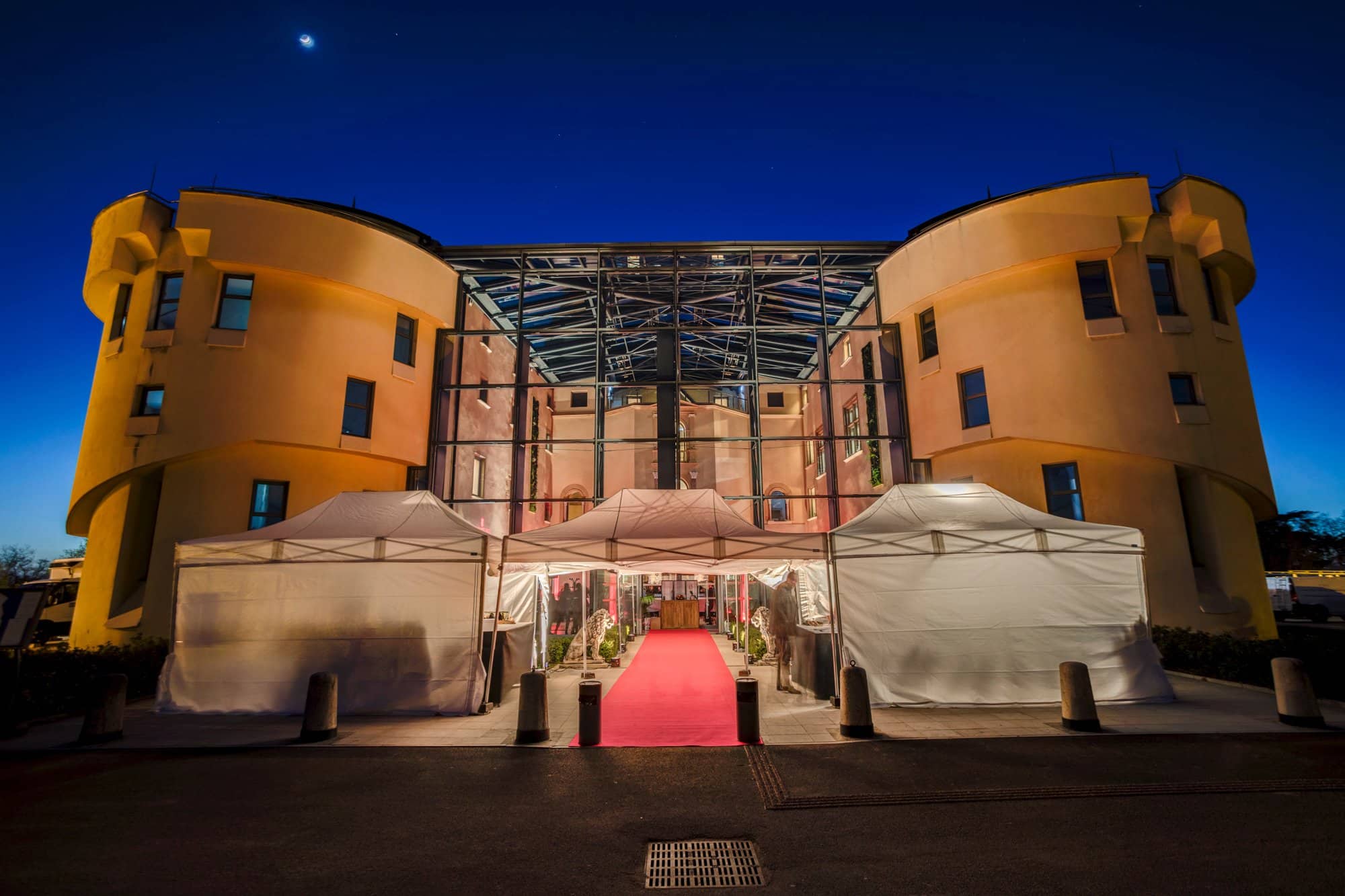 Entrée du Château de Saint-Priest de nuit avec tapis rouge