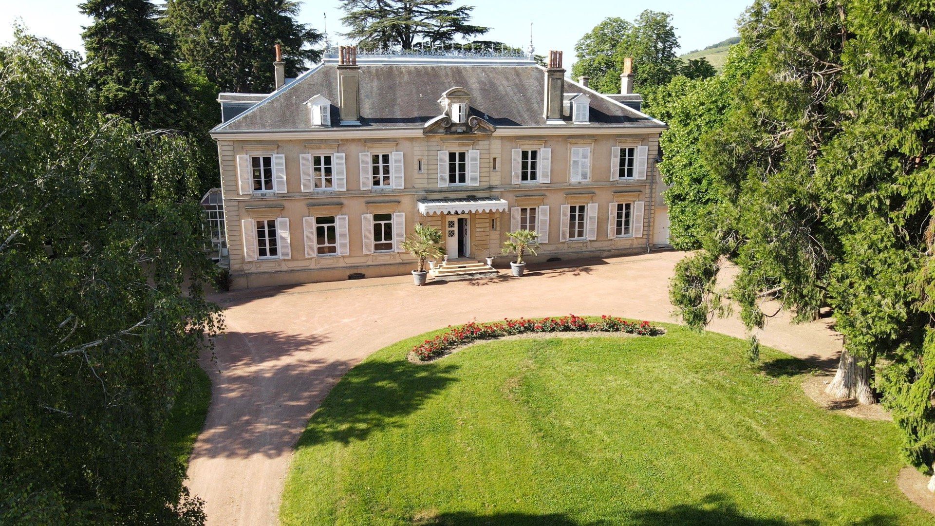 Présentation de la façade du Chateau Des Ravatys