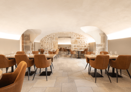 Salle de restauration voûtée et élégante – Domaine de Valinches