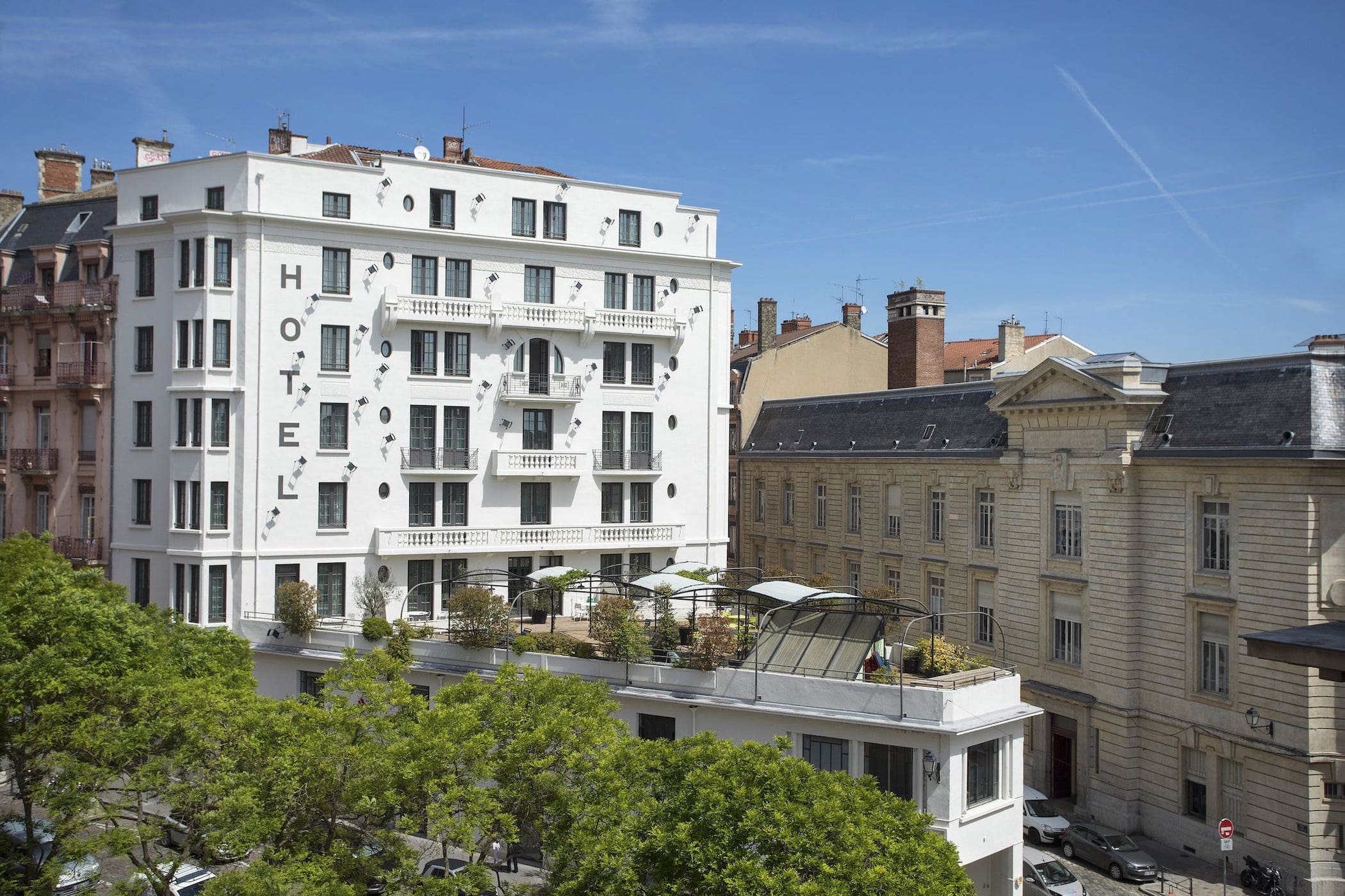 Vous ne pourrez pas passer à côté du college hôtel : un bâtiment moderne avec une superbe terrasse qui fait l'angle de la rue